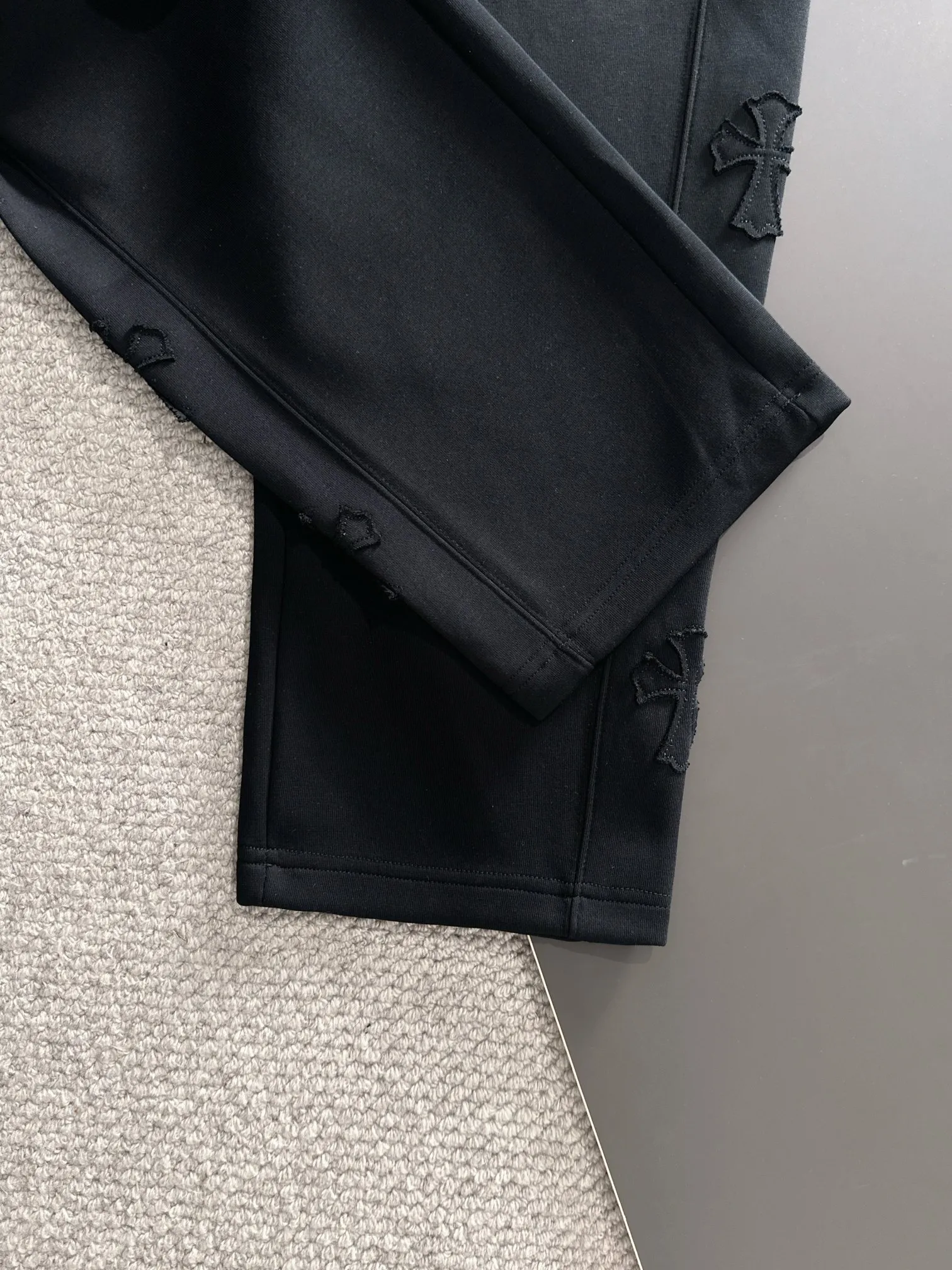 P310 Chrome Hearts* (exclusive quality in the market) hot style 2꯭0꯭2꯭5 new autumn pants ❤ Original ⌚️ high version Chrome Hearts The fabric is made of 380g high-density double-sided Chinese custom fabric. It does not deform or shrink. The three-dimensional drape is amazing. Process introduction: 6 crosses on each side of the side panel. Customized hardware accessories. Color: black SIZE: M-XXXL